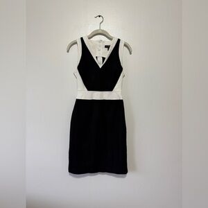 Banana Republic Black Fitted Dress sz 4 White trim Sleeveless Stretch V-Neck